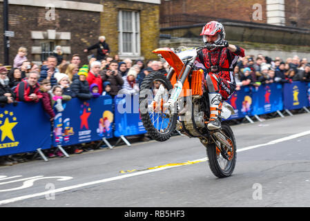 Moto Stunts internationale Motorrad display Team am Tag London New Year's Parade. Motorrad Wheelie in Whitehall Stockfoto