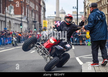 Moto Stunts International Motorradausstellungsteam bei der Londoner Neujahrsparade. Quad Bike Stunt in Whitehall Stockfoto