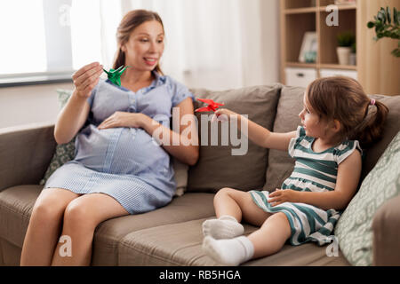 Schwangere Mutter und Tochter mit Kran origami Stockfoto