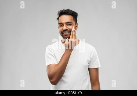 Gerne Inder, die Creme zu Gesicht Stockfoto