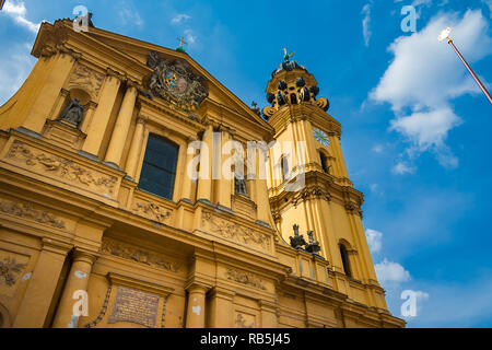 Super Low Angle View in der Münchner Theatinerkirche St. Cajetan, eine katholische Kirche im italienischen Barockstil. Sein mediterranes Aussehen und Yel Stockfoto