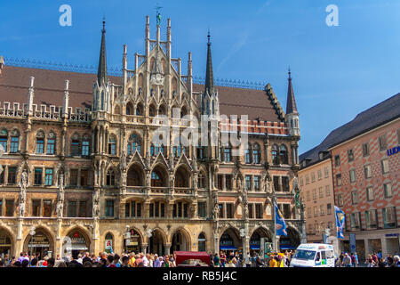 Blick auf den Haupteingang des Neuen Rathauses (Neues Rathaus) im nördlichen Teil der Marienplatz. Die Details der neo-gotischen vorderen Fassade... Stockfoto