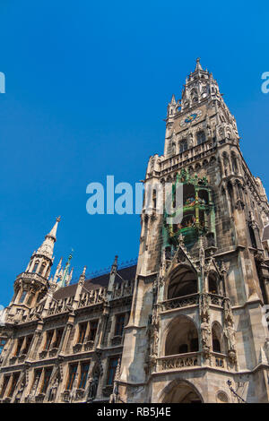 Eine große Nähe Low Angle View des neo-gotischen Turm des Münchener New Town Hall (Neues Rathaus), einschließlich die Uhr schlägt. Die Glocke spielen... Stockfoto