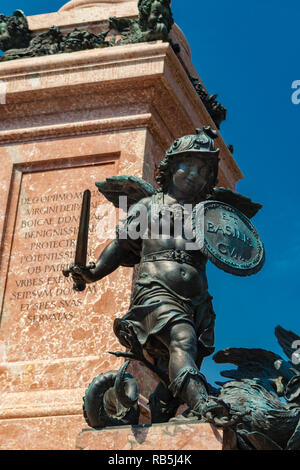 Einen tollen Blick auf ein putto Statue an einer Ecke des Sockels, der Mariensäule auf dem Marienplatz in München. Der putto darstellen... Stockfoto