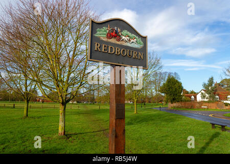 Redbourn Ortsschild mit Blick auf gemeinsame Redbourn, Hertfordshire, England, UK Stockfoto