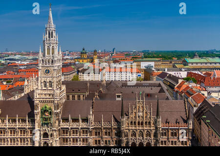 Schöne Stadtbild von München mit dem Neuen Rathaus (Neues Rathaus) im Vordergrund und die Theatinerkirche St. Cajetan (Theatinerkirche) Im... Stockfoto