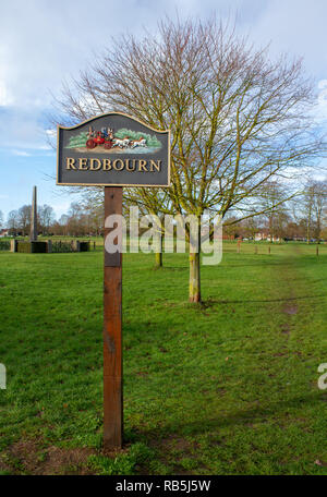 Redbourn Ortsschild mit Blick auf gemeinsame Redbourn, Hertfordshire, England, UK Stockfoto