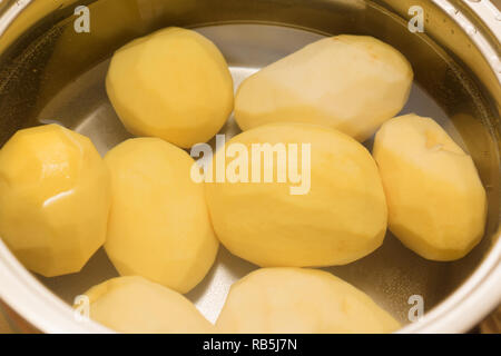 Pfanne mit Wasser, in dem gekochte Kartoffeln gekocht werden Stockfoto