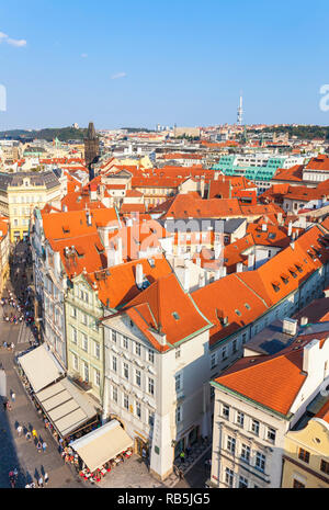 Prag Altstadt Prag auf Touristen in Cafes und Restaurants Shopping in der Staromestske Namesti Prag Tschechische Republik Europa Stockfoto