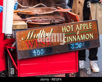 Glühwein in Brick Lane Markt Shoreditch East London Abschaltdruck Stockfoto