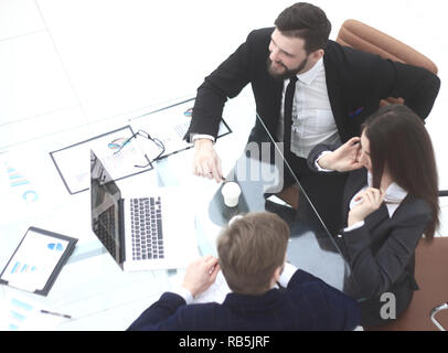 Ansicht von oben. Business Team Analyse finanzieller Daten Stockfoto