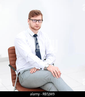 Ernsthafte junge Unternehmer im Büro Stuhl sitzen. Stockfoto
