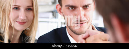 Zwei alpha Mann in Anzug halten Hände in Ringen Stockfoto