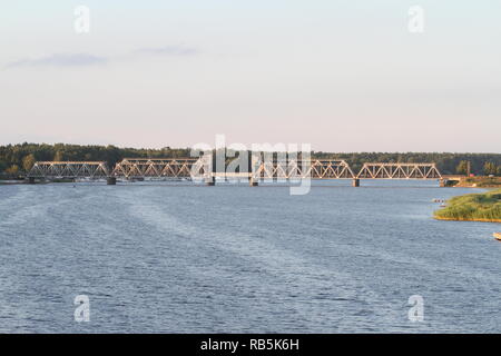 Schönen blick auf den Fluss des Wassers und der alten Eisenbahnbrücke im Hintergrund. Stockfoto