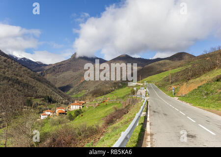 Mountain Road in der Landschaft der Picos Europa National Park in Spanien Stockfoto
