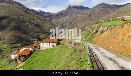Panorama von einer Straße, die zu einem Dorf in Picos de Europa National Park in Spanien Stockfoto