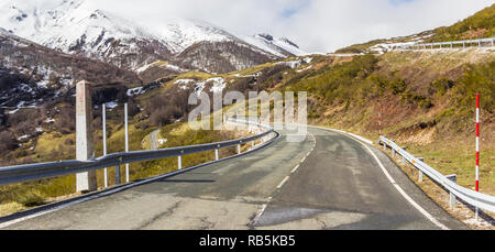 Panorama einer gewundenen Straße im Nationalpark Picos de Europa, Spanien Stockfoto