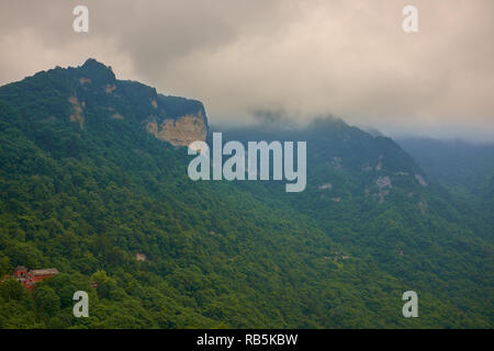 Schöne claudy Tag in wudang Berge und alte Gebäude auf dem Hügel. Stockfoto