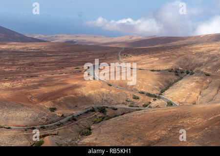 Fuerteventura Berge Landschaft. Blick vom Morro Velosa Sicht einer Straße in Valle de Santa Ines, Kanarische Inseln, Spanien Stockfoto