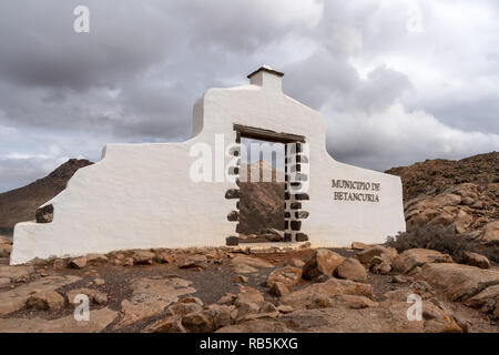 Typische Begrenzung Zeichen neben der Strasse begrüßt Besucher der Gemeinde von Betancuria, Fuerteventura, Kanarische Inseln, Spanien Stockfoto