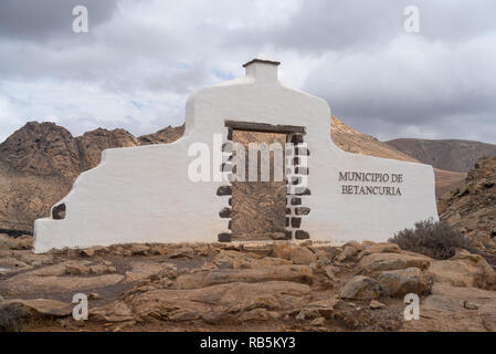 Typische Begrenzung Zeichen neben der Strasse begrüßt Besucher der Gemeinde von Betancuria, Fuerteventura, Kanarische Inseln, Spanien Stockfoto