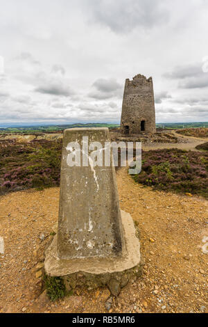 Verfallene Mühle und trig Point, Parys Mountain, Amlwch, Anglesey, Wales, Vereinigtes Königreich. Stockfoto