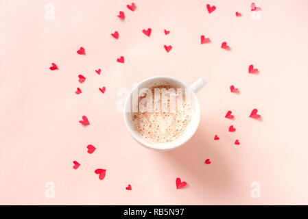 Tasse Kaffee und roten Herzen auf rosa Hintergrund, kopieren. Minimale flach mit Cappuccino für Valentinstag, Liebe und Romanze conc Stockfoto