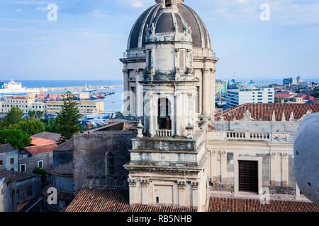 Kuppeln der Kathedrale die hl. Agatha gewidmet. Der Blick auf die Stadt Catania, Sizilien, Italien Stockfoto