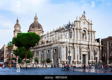 Catania, Sizilien, Italien - 15. August 2018: Touristen zu Fuß in der Nähe der Kathedrale die hl. Agatha auf dem historischen Marktplatz der Stadt gewidmet ist, Piazza del Stockfoto