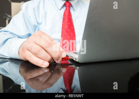Mann mit USB-Stick Stockfoto