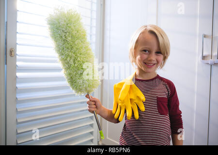 Junge Holding ein zu Hause mop Stockfoto