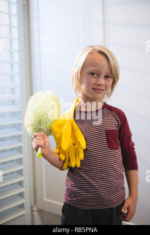 Junge Holding ein zu Hause mop Stockfoto