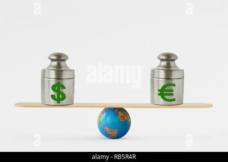 Dollar und Euro Symbole auf Balance Scale-Konzept der Balance zwischen Dollar und Euro Stockfoto