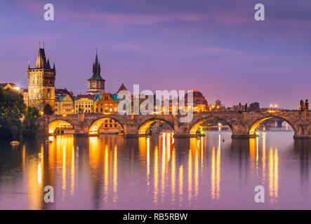 Karlsbrücke in Prag Karlsbrücke und Altstädter Brückenturm und Moldau in der Nacht Prag Tschechische Republik Europa Stockfoto