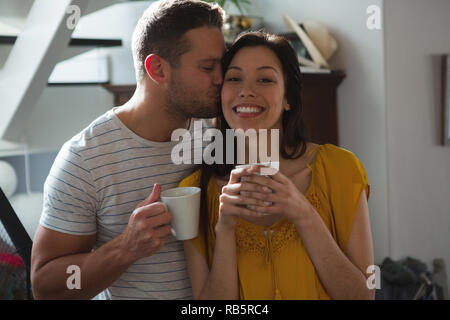 Paar beim Kaffee zu Hause Stockfoto