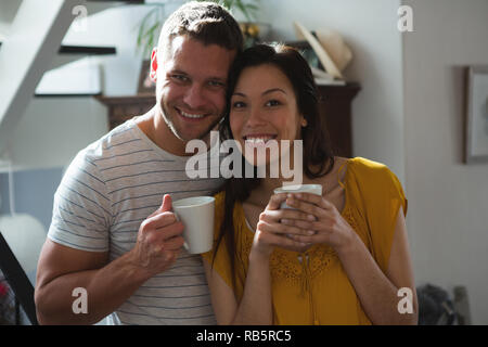 Paar beim Kaffee zu Hause Stockfoto