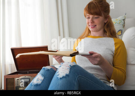 Frau mit Vinyl Platten zu Hause Stockfoto