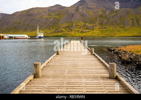 Hölzernen Pier in der Bucht, Island Stockfoto