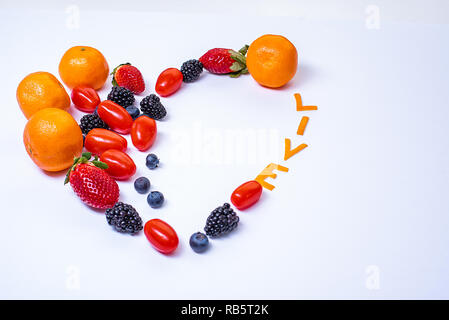 Herzförmigen Früchten Anordnung mit dem Wort leben aus Tangerine Schalen in einem sauberen weißen Hintergrund mit Kopie Raum gemacht. Stockfoto