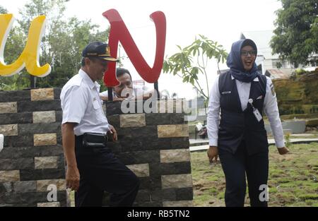 Vice President von PT. Indonesischen Eisenbahn/KAI VII operative Bereich Madiun, Heri Siswanto [Links], während mit dem Personal, die nach der Einweihung der C 2606 Denkmal der Lokomotive Denkmal in der Nähe des direkten Kreuzung Straße [JPL] Fläche von den großen Bahnhof Madiun, 7. Januar 2019 (Foto von Ajun Ally/Pacific Press) Stockfoto