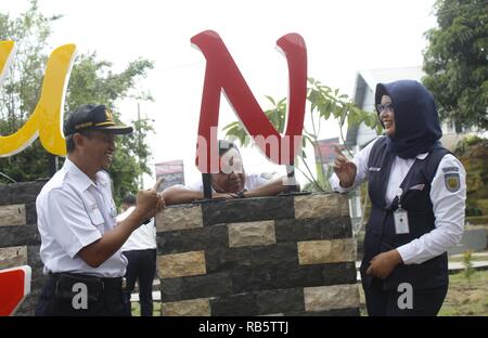 Vice President von PT. Indonesischen Eisenbahn/KAI VII operative Bereich Madiun, Heri Siswanto [Links], während mit dem Personal, die nach der Einweihung der C 2606 Denkmal der Lokomotive Denkmal in der Nähe des direkten Kreuzung Straße [JPL] Fläche von den großen Bahnhof Madiun, 7. Januar 2019 (Foto von Ajun Ally/Pacific Press) Stockfoto