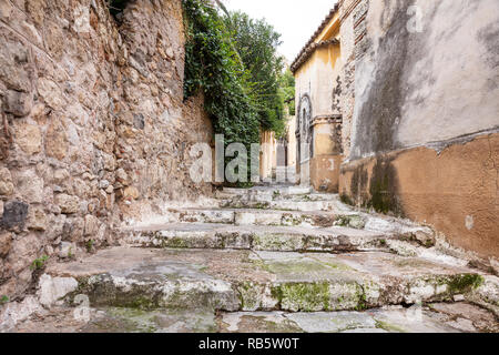 Plaka, Athens Griechenland. Altstadt engen Gassen und Treppen, Häuserfassaden und Steinmauern. Niedrigen Winkel, perspektivische Ansicht Stockfoto