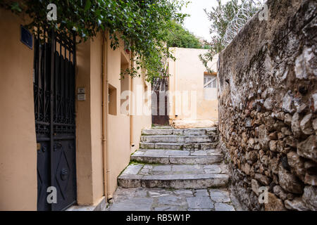 Plaka, Athens Griechenland. Altstadt engen Gassen und Treppen, Häuserfassaden und Steinmauern. Niedrigen Winkel, perspektivische Ansicht Stockfoto