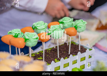 Schöne candy Anordnung mit leuchtenden Farben und Formen mit einer Person, die die Arbeit im Hintergrund. Stockfoto