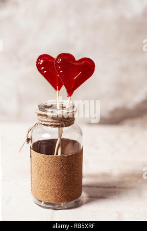 Valentines Tag, Süßigkeiten und romantischen Begriff - rote herzförmige Lollis auf weißem Hintergrund Stockfoto