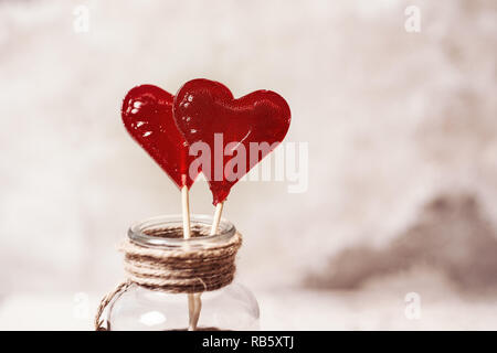 Valentines Tag, Süßigkeiten und romantischen Begriff - rote herzförmige Lollis auf weißem Hintergrund Stockfoto