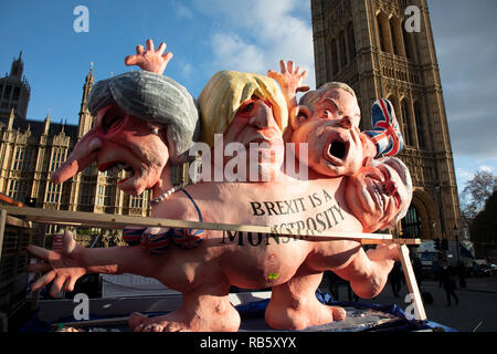Anti Brexit pro Europa bleiben Protest mit satirischen Karikaturen von Theresa May, Boris Johnson, Michael Gove und David Davies, gegenüber dem Parlament am 12. Dezember 2018 in London, England, Vereinigtes Königreich. Stockfoto
