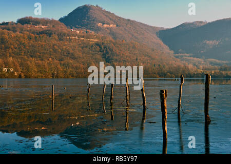 Gefrorenes Wasser auf dem Sunset Fimon See Vicenza Italien Stockfoto