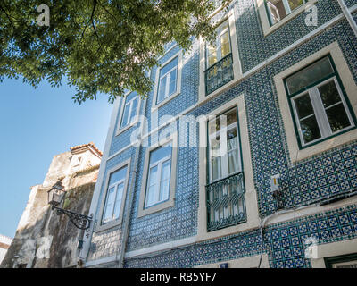 Lissabon, Portugal - 27. Mai 2018: Typische traditionelle portugiesische Fassade mit Blau weißen Kacheln an einem sonnigen Tag, Lissabon, Portugal Stockfoto