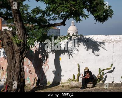 Lissabon, Portugal - 27. Mai 2018: Street artist Malerei unter einem Baum mit Santa Engracia Kathedrale im Hintergrund Stockfoto